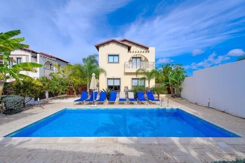 Large garden with private pool, sunloungers, outside dining area and barbecue