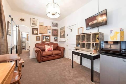 "This is a cozy and cute little apartment! The location was perfect, there are so many restaurants all within walking distance."
-Margaret, September 2022