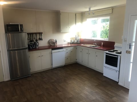 Kiwi bach kitchen but fully equipped