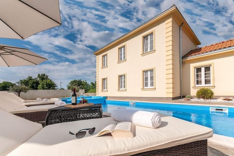 External view of the building. Villa Jakov