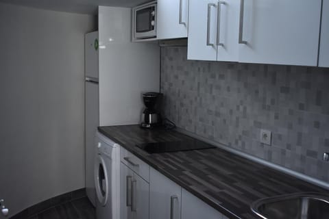 Kitchen area. kitchen area