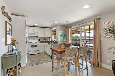 Kitchen and dining seating