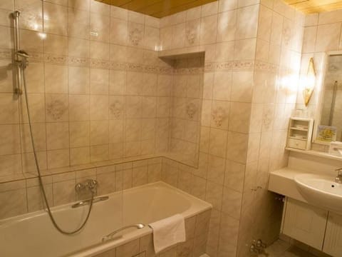 Dreibettzimmer mit Dusche od. Bad, WC - Hohenstauffen, Hotel House in Salzburg