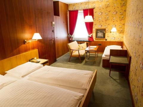 Dreibettzimmer mit Dusche od. Bad, WC - Hohenstauffen, Hotel House in Salzburg