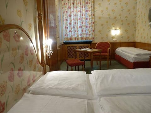 Dreibettzimmer mit Dusche od. Bad, WC - Hohenstauffen, Hotel House in Salzburg
