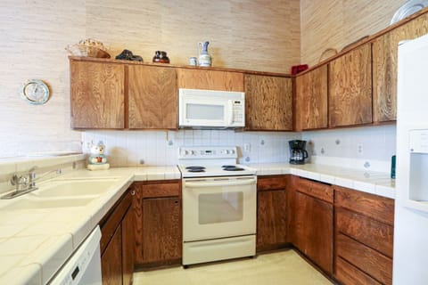 Room, Indoors, Kitchen, Furniture, Oven