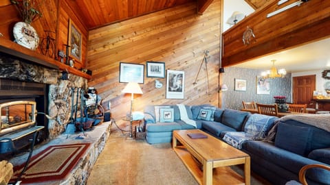 Living Room, Room, Indoors, Flooring, Couch