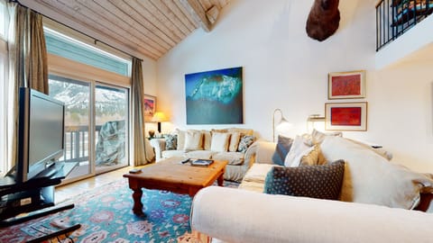 Living Room, Room, Indoors, Furniture, Flooring