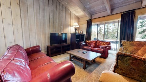 Living Room, Room, Indoors, Screen, Couch