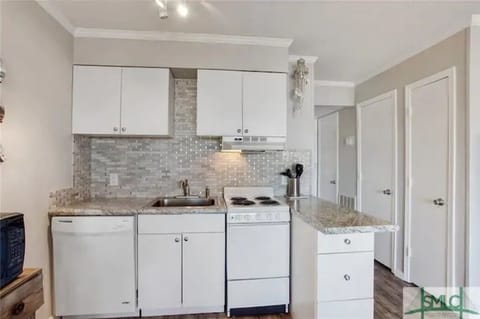 Another view of the full kitchen