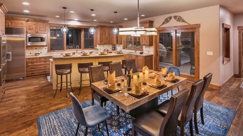 Chalet Fuego - Dining area and kitchen with extra seating