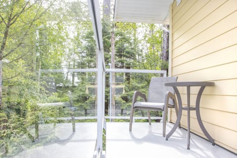 Tofino Hummingbird Cottage balcony