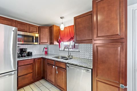 Kitchen Wonderland! - Awaken your culinary creativity in our well-equipped kitchen, furnished with top-quality utensils and kitchenware.