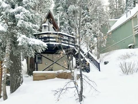 Snow covered Big Bear Cool Cabins, Bear Mountain Summit Lodge