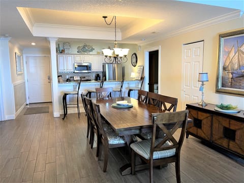 Large dining area to seat 8 comfortably