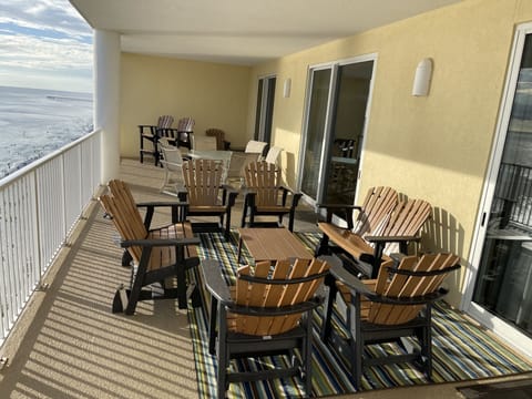 Spacious balcony to accommodate large groups
