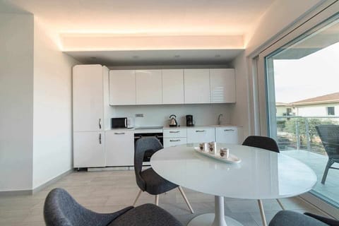 Kitchen or kitchenette,Dining area