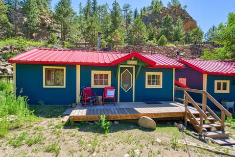 Tucked under tall pines, Aspen Leaf is your quiet mountain hideout. Morning light on the red roof, coffee on the porch, and nothing but wind in the trees. Slow down, settle in, and stay a while.