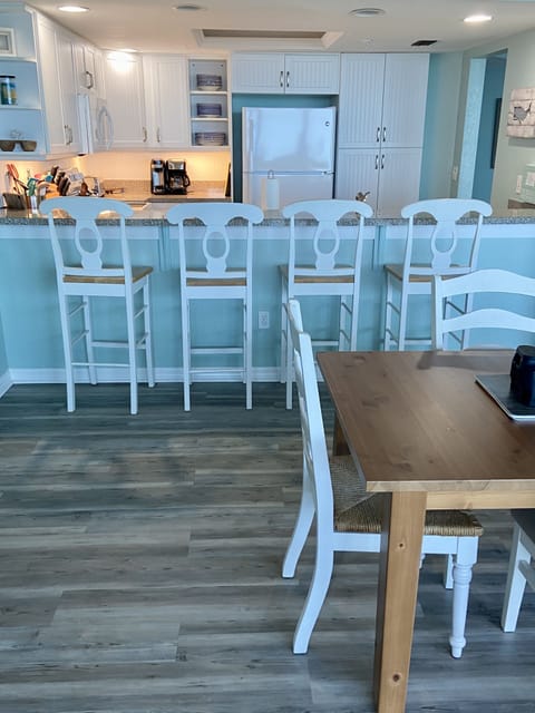 Bar stool seating for 4