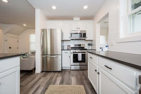 Stainless steel appliances and a fully stocked kitchen make for enjoyable cooking!