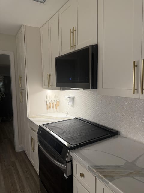 Beautiful fully stocked kitchen - a chef's delight!