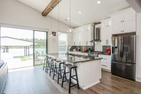 Spacious breakfast bar on granite counter tops