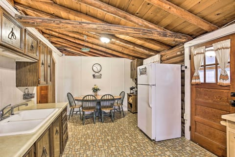 Kitchen | Trash Bags/Paper Towels Provided