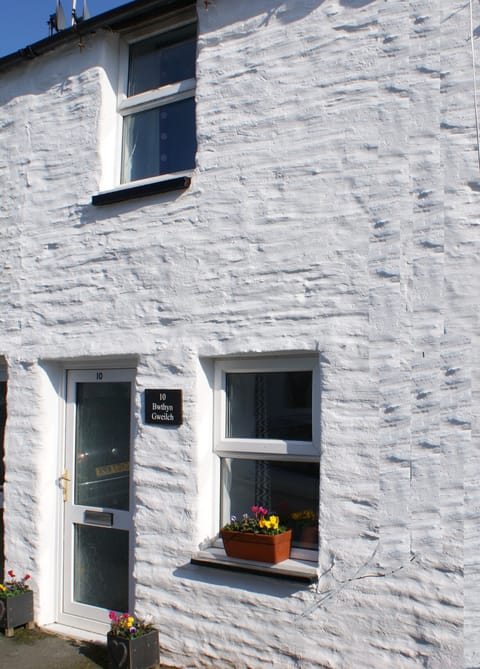 Bwthyn Gweilch - translates as Osprey Cottage