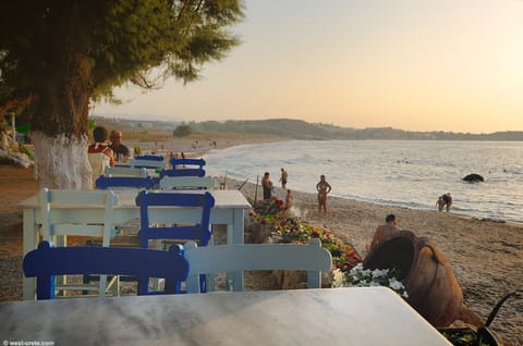 Sandy beach and restaurants: 1 min walk!