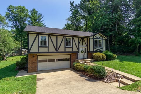 Front of the Grand Cozy Cottage with a drive way perfect for parking three cars.