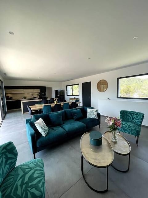 7ed302f1 d53f 42d4 8185 eb3000d95aa3