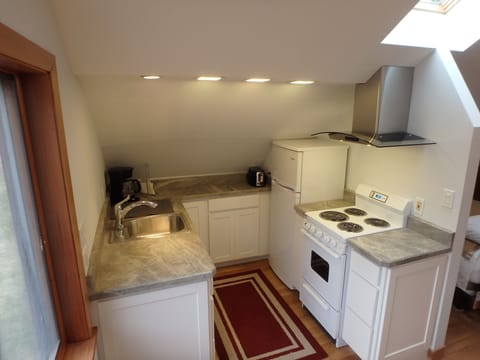 Full kitchen with cooking /dining accessories
