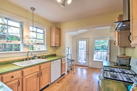 Full Equipped Kitchen | Patio Access | Spices | Crock-Pot
