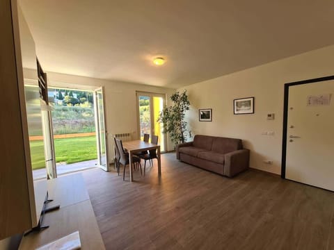 Ampio soggiorno con giardino privato