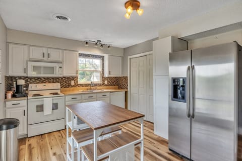 Hardwood, Flooring, Room, Indoors, Kitchen