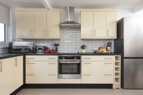 Full kitchen with Fridge, freezer, oven, hob and dishwasher - Bridge Apartment