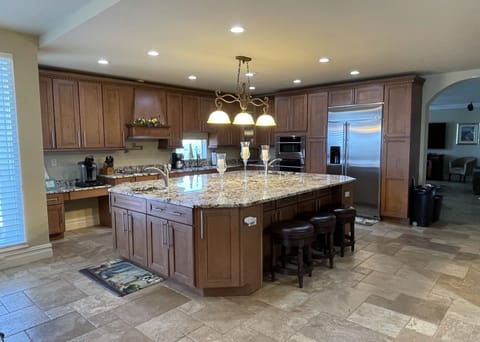 Kitchen with massive island - 6 stools.