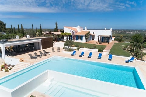 Private pool and sun terrace with loungers — Villa Alfarrobeira, holiday villa in Lagos