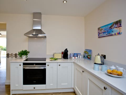 Kitchen | Orestone Garden Apartment - Orestone House, Teignmouth