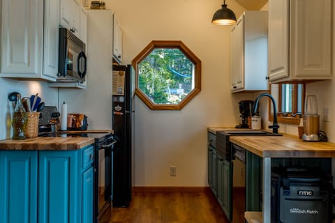 Fully stocked kitchen makes you feel right at home when preparing meals 