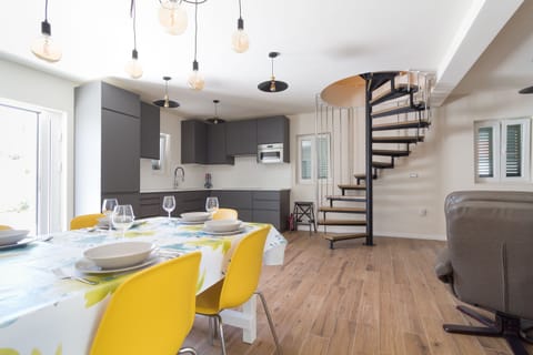 Dining Room & Kitchen