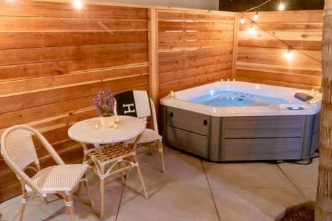 Indoor spa tub