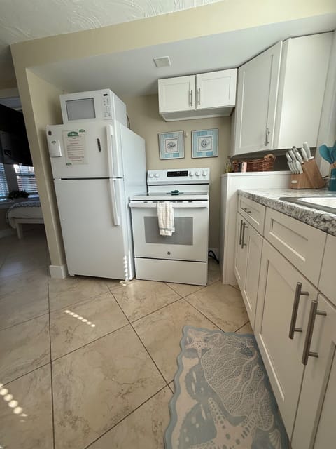 Great kitchen for all your fun meals together!