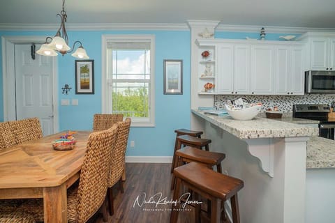 Dining area and breakfast bar