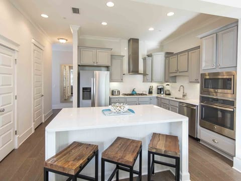 Breakfast Bar - Seats Three