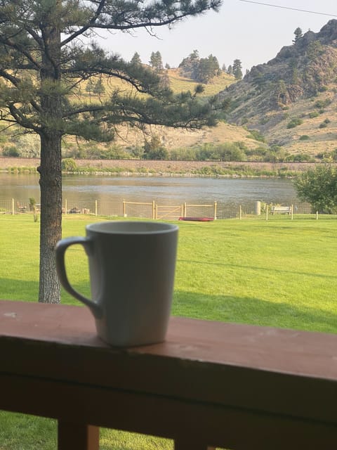 6+ bedrooms, 3 bathrooms, Sauna, Hot tub! excellent flyfishing on the Mighty Mo! House in Idaho