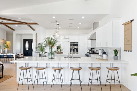 The chef in your life will love this kitchen, and so will you. Grab a seat!