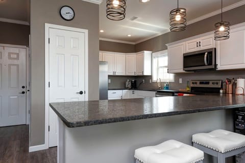 Kitchen/ Breakfast Bar