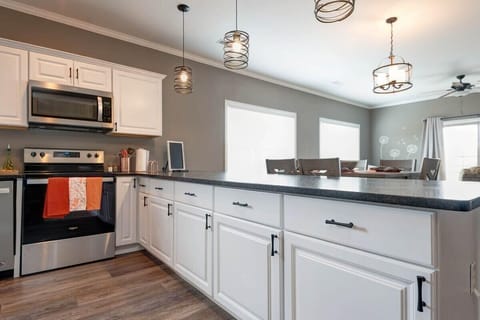 Kitchen w/ long Breakfast bar