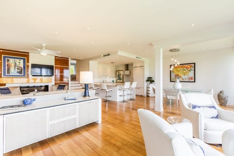 Great room as you enter condo